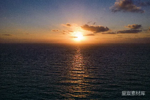 高清摄影 一片广阔的水域，背景中有一抹夕阳。