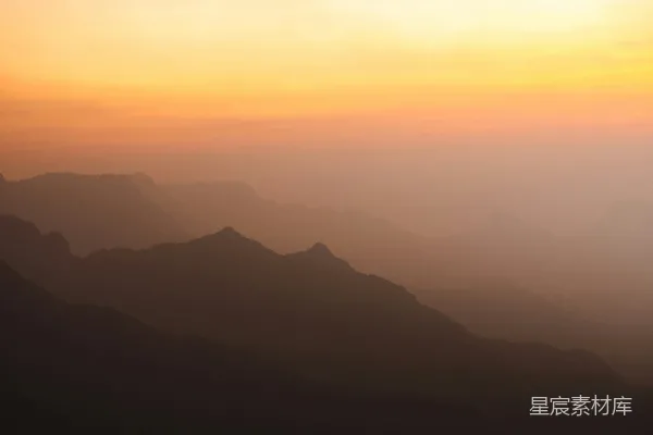 高清摄影 夕阳西下，山峦连绵。