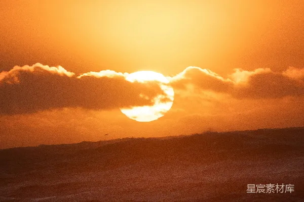 高清摄影 夕阳西下，海浪翻滚