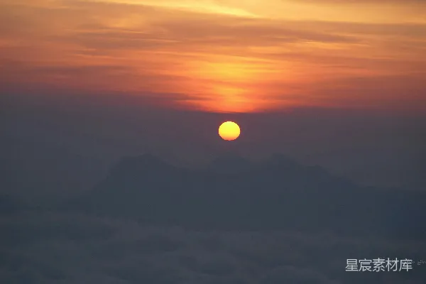 高清摄影 雾气缭绕的群山之上，金色的天空升起。