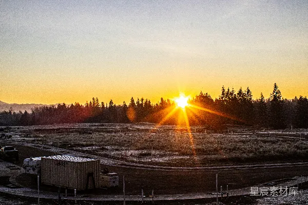 高清摄影 夕阳正在乡下的地方落下。