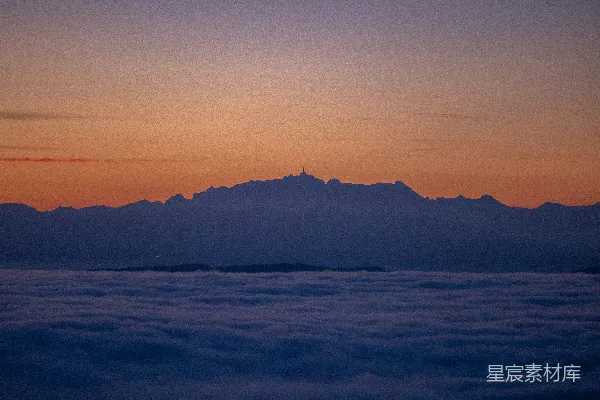 高清摄影 夕阳正照在云层上方的山峦之上。