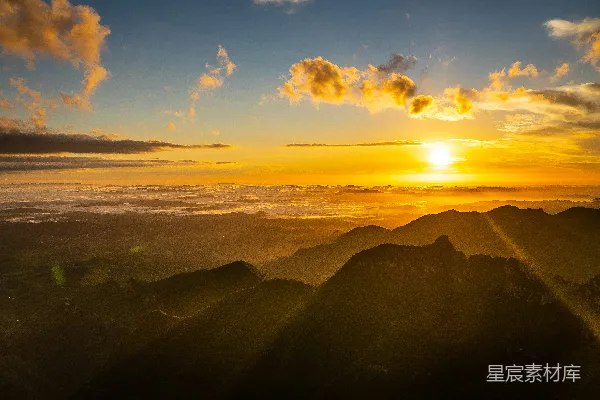 高清摄影 白天蓝天下山的剪影