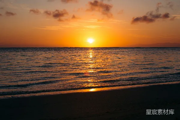 高清摄影 夕阳正洒落在海边的海面上。