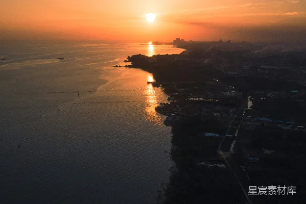 高清摄影 在日落时分站在海滩上的人的剪影