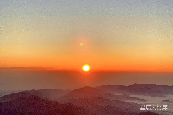 高清摄影 太阳正在群山之上落下。