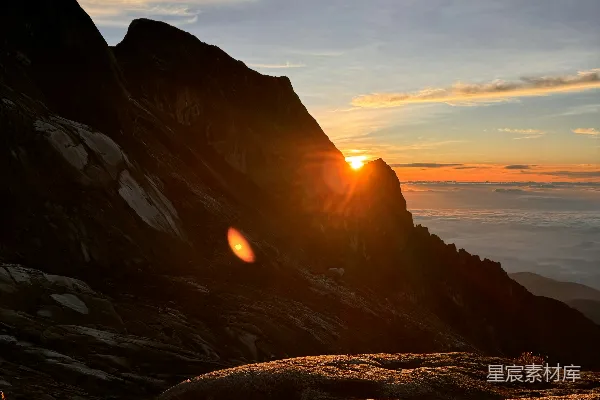 高清摄影 夕阳正落下山峦之上