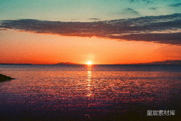 高清摄影 夕阳正在水面上落下