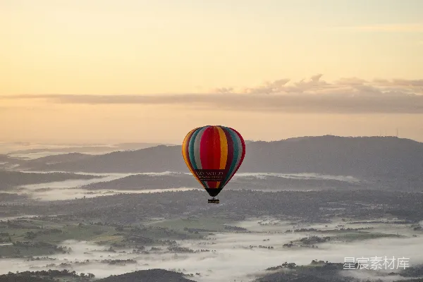 高清摄影 热气球漂浮在雾蒙蒙的山峦之上。
