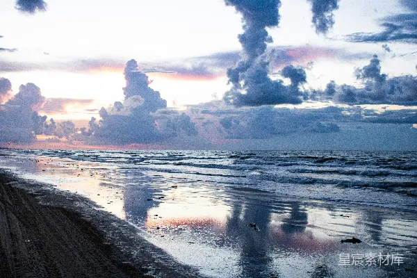 高清摄影 平静的海面上夕阳的余晖与倒影