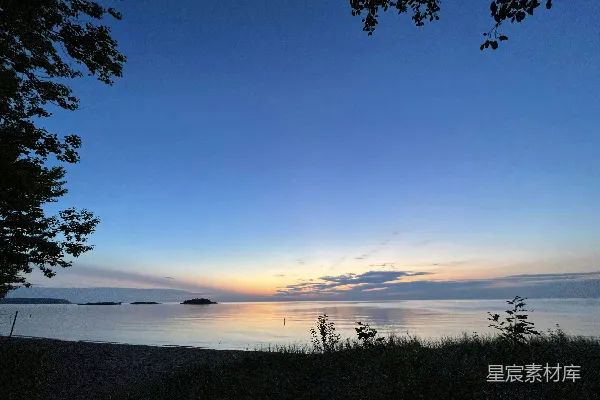 高清摄影 夕阳正照在海滩上的水面上。