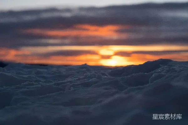 高清摄影 夕阳在白雪覆盖的天空中落下