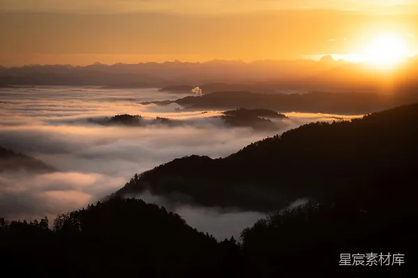 高清摄影 夕阳西下，山峦笼罩在雾中