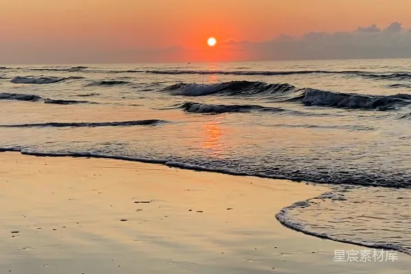 高清摄影 太阳正挂在海面上落下。