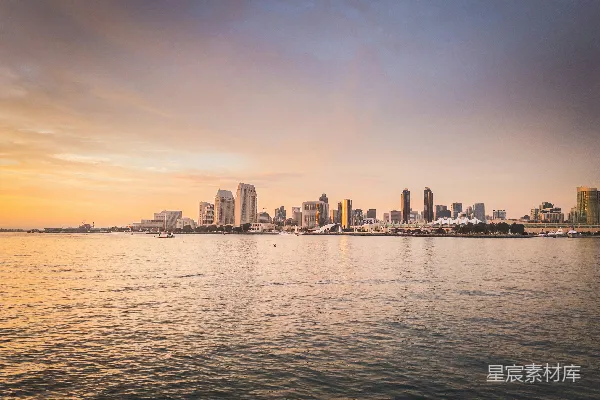 高清摄影 夕阳下的水边城市天际线