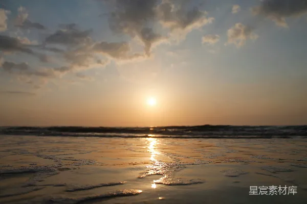 高清摄影 夕阳正缓缓落向海面。