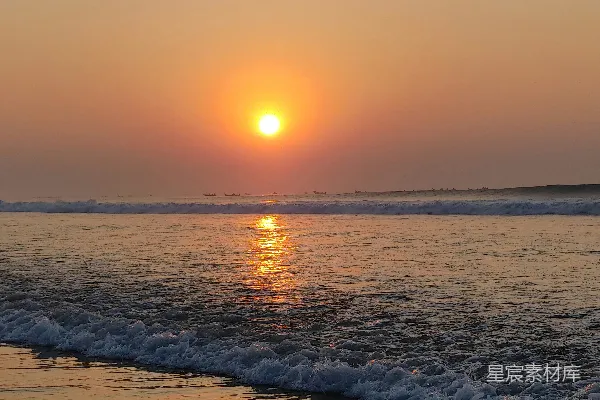 高清摄影 平静的海面上夕阳西下，波浪轻柔。