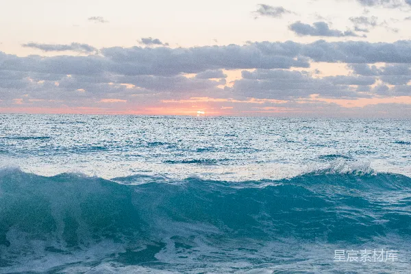 高清摄影 海浪在美丽的夕阳下拍打着。