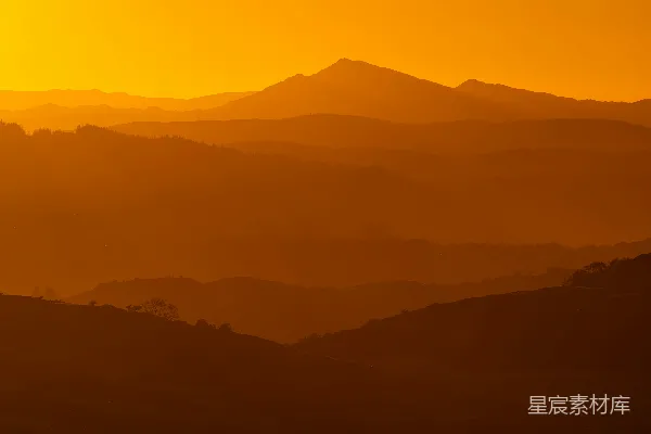 高清摄影 夕阳正在山脉上落下
