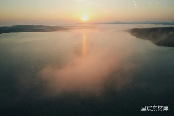 高清摄影 夕阳正照耀着一片水域