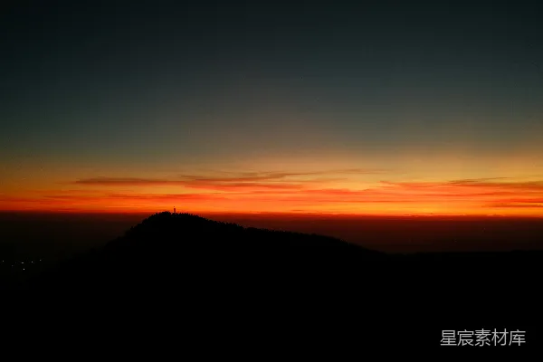 高清摄影 夕阳正挂在山顶上。
