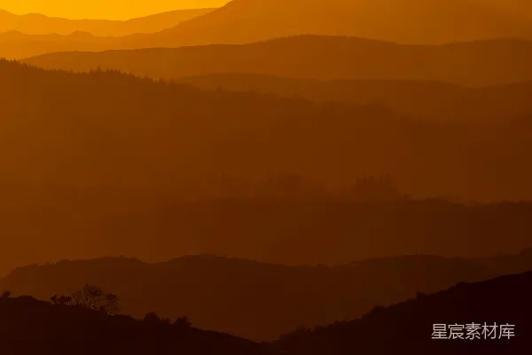 高清摄影 夕阳正在山峦上落下。