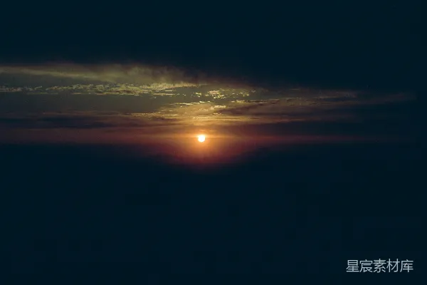 高清摄影 夕阳西下，笼罩在乌云密布的天际。