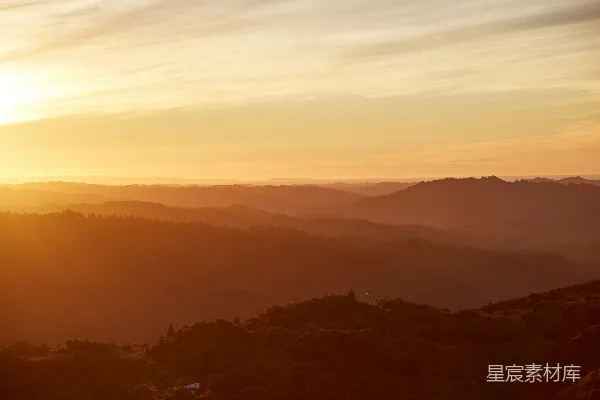 高清摄影 夕阳正挂在山脉之上