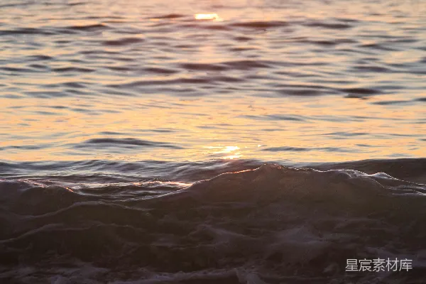 高清摄影 夕阳正缓缓沉入海面，远处有一艘小船。