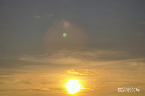 高清摄影 夕阳映照在水面上，树木和云朵在其中若隐若现。