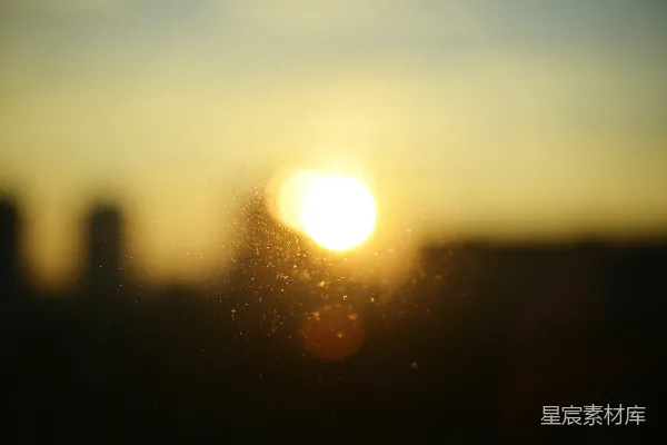 高清摄影 夕阳模糊地垂落在黑暗的地平线上。
