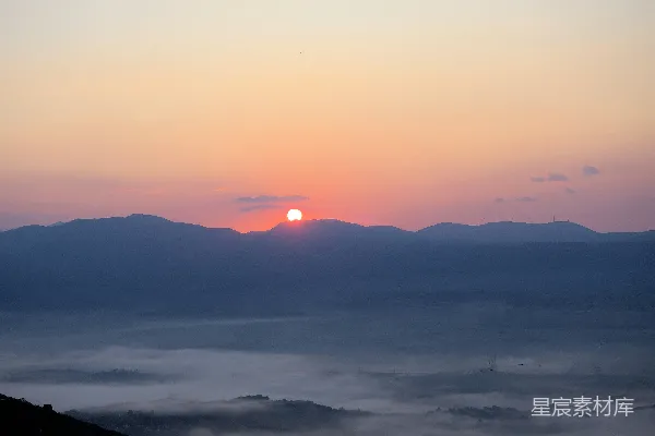 高清摄影 雾蒙蒙的山峦上空的朝霞以及山谷。