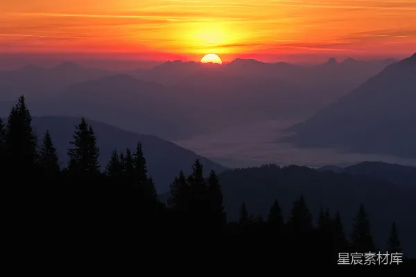 高清摄影 夕阳西下，山峦连绵。