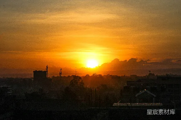 高清摄影 绚丽的橙色夕阳笼罩着剪影的城市天际线。