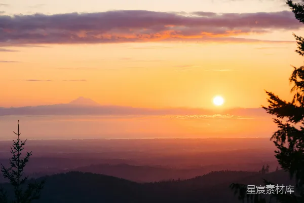 高清摄影 夕阳在山峦上落下