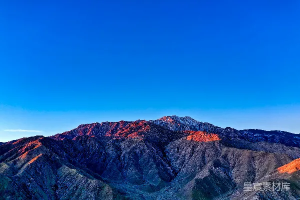 高清摄影 蓝天下的棕色岩石山