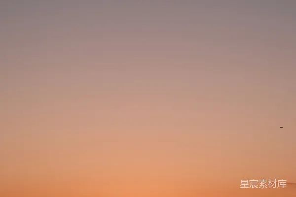 高清摄影 平静的海面上升起的朝阳，远处的城市天际线。