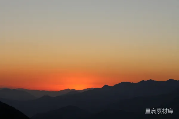 高清摄影 夕阳正落于山脉之上。