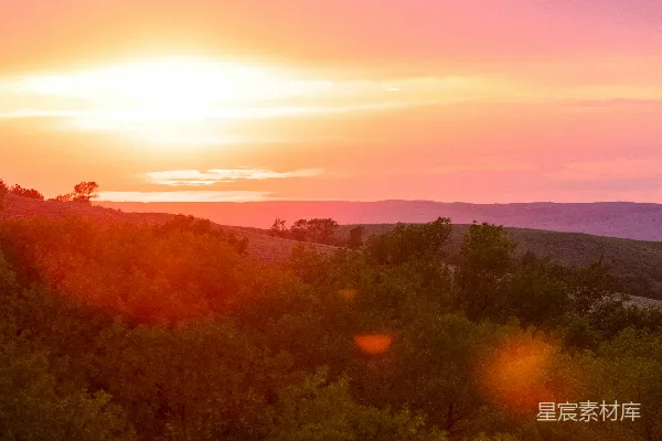 高清摄影 夕阳下的绿树和群山