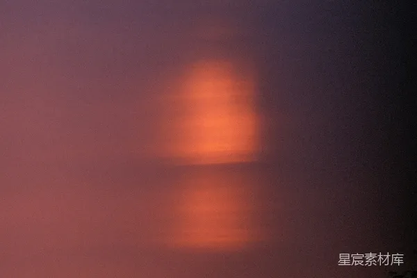 高清摄影 夕阳映照下的山峦，树影婆娑。