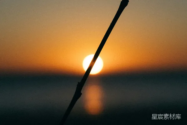 高清摄影 夕阳正在一汪水域上落下。