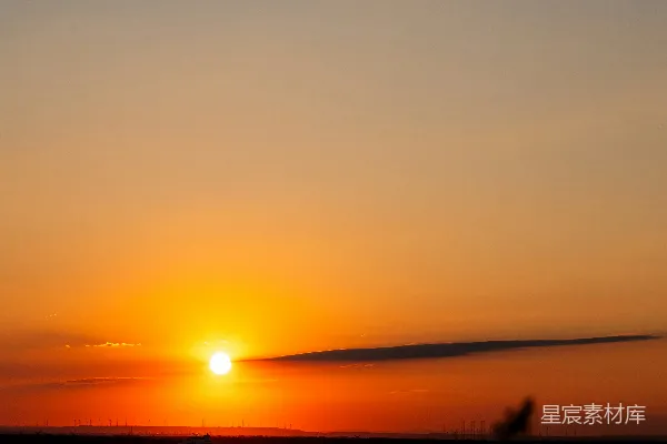 高清摄影 夕阳在地平线上落下，天空中有一片乌云。