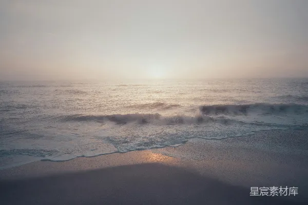 高清摄影 白天，海浪拍打着海岸。