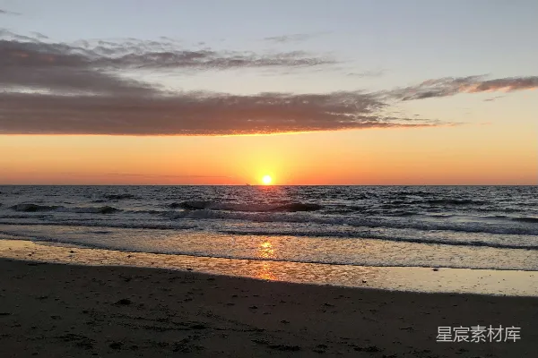 高清摄影 海浪在日落时拍打岸边。