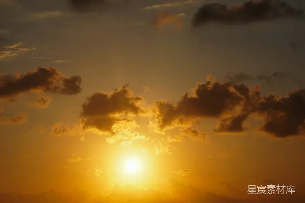 高清摄影 金光洒落，夕阳隐没在乌云之后。