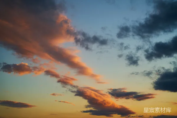 高清摄影 夕阳正挂在水面上方。