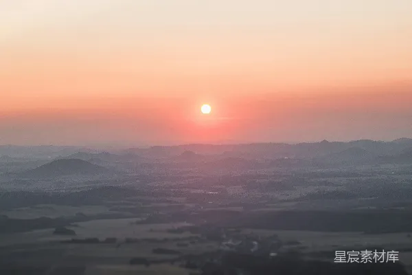 高清摄影 橙色天空下的山脉