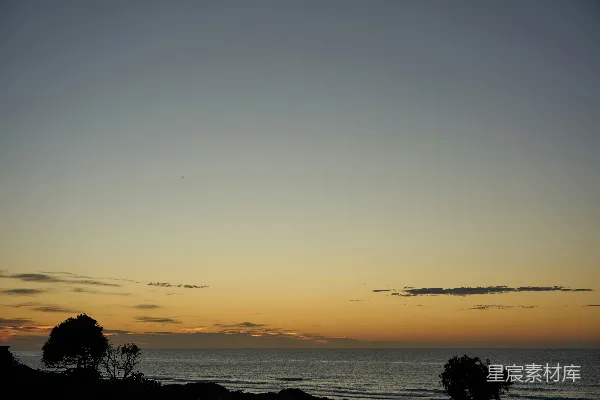 高清摄影 黄昏时分，海平线与柔和的天空相接。