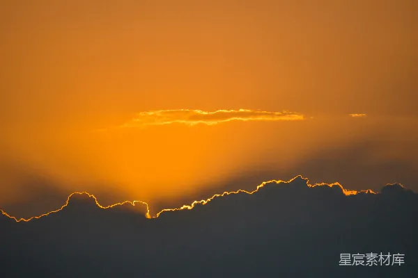高清摄影 夕阳正挂在云层后面。