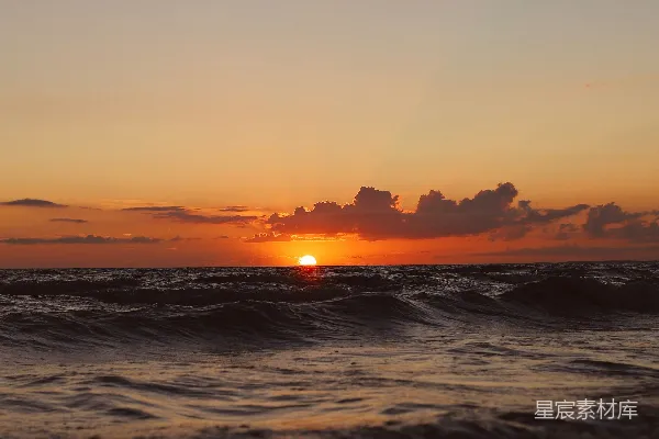 高清摄影 海浪在日落时拍打着海岸。